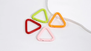 Dreieckige Aluminium-Karabiner im Set in Rot, Grün, Orange und Rosa mit Federverschluss