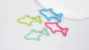 Détail de mousquetons en métal en forme de requin coloré pour porte-clés et sacs DIY