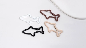 Détail de mousquetons en métal en forme de requin en quatre couleurs pour bijoux DIY