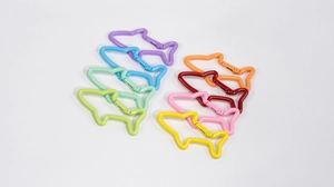 Détail de mousquetons en métal colorés en forme de requin pour bijoux DIY