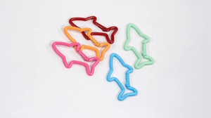 Vue détaillée de mousquetons en alliage en forme de requin coloré pour porte-clés et bijoux