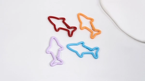 Détail de fermoirs en métal colorés en forme de requin pour bijoux DIY et porte-clés