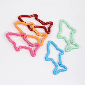 Porte-clés en Alliage en Forme de Requin Boucle à Ressort Colorée Accessoires de Bijoux DIY Pendentif Animal pour Sacs Téléphone