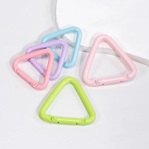 Fünf farbenfrohe dreieckige Aluminium-Karabiner in Pastelltönen auf weißem Display