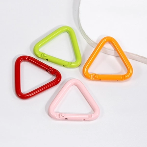Set mit vier bunten Dreieck-Karabinern aus Aluminium in Rot Grün Orange und Pink