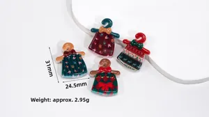 Vista macro de colgantes acrílicos de suéter navideño para manualidades y llaveros DIY