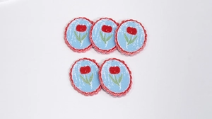 Set di cinque ciondoli a tulipano in acrilico con bordi rossi ondulati per gioielli DIY