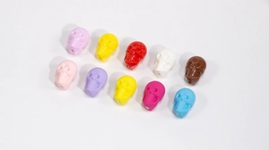 Dettaglio di perline a teschio 3D colorate per gioielli fai-da-te in vari colori