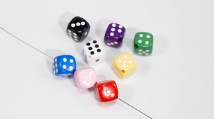 Primer plano de cuentas de dados acrílicos de 14mm de colores para joyería DIY
