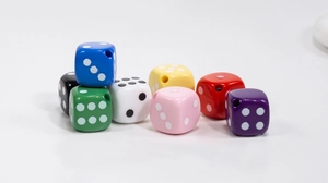 Detalle de cuentas de dados acrílicos de 14mm de colores con agujeros para joyería DIY