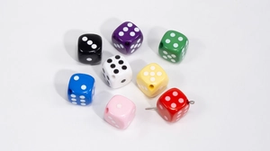 Vista detallada de cuentas de dados acrílicos de 14mm con agujeros para joyería DIY