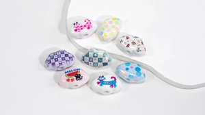 Makro-Detail von verschiedenen bunten Keramikperlen mit Cartoon-Motiven für DIY-Schmuck