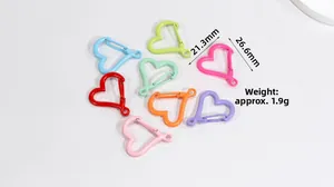 Vue détaillée des mousquetons en forme de cœur colorés mesurant 21,3 mm sur 26,6 mm