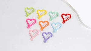 Détail de mousquetons en forme de cœur aux couleurs macaron pour accessoires DIY