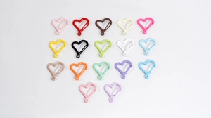 Collection d'anneaux à ressort en forme de cœur en 17 couleurs laquées assorties