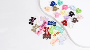 Macro-opname van kleurrijke Top Dog botbedeltjes en vlinderhangers voor DIY-accessoires
