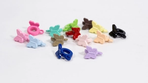 Kleurrijke vlinderhangers voor DIY-sieraden maken in diverse levendige kleuren