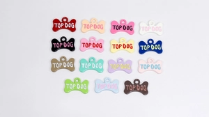 Gekleurde pet ID tags in de vorm van een bot met Top Dog gravure voor DIY halsbanden