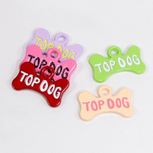 Kleurrijke metalen hondenpenningen in botvorm met Top Dog gravure voor DIY accessoires