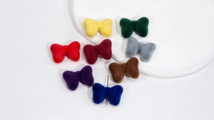 Dettaglio macro di fiocchi floccati fai-da-te in otto colori per accessori