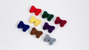 Dettaglio di otto perline colorate a fiocco floccato per la creazione di gioielli DIY