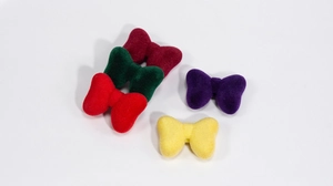 Dettaglio macro di fiocchi in velluto floccato in colori vivaci per creazioni fai-da-te