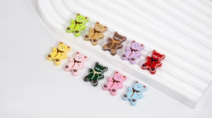 Gedetailleerd overzicht van kleurrijke acrylberen kralen voor DIY sieraden en hobby