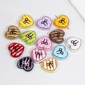 Perline colorate a forma di cuore in acrilico con fiocchi per gioielli DIY e charms