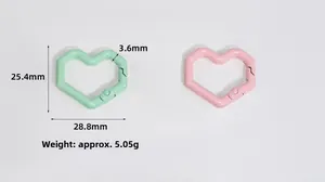 Detailansicht der mintgrünen und rosa Herz-Karabinerhaken aus Metall mit Maßen