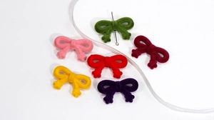 Détail de six nœuds en velours de couleurs variées avec attaches métalliques DIY