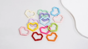 Bunte herzförmige Karabiner mit matter Lackierung für DIY-Schmuck und Taschenanhänger