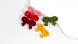 Vue détaillée de breloques nœuds en velours floqué pour bijoux DIY et accessoires de clés