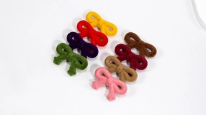 Détails de huit pendentifs nœuds en velours floqué colorés pour accessoires DIY