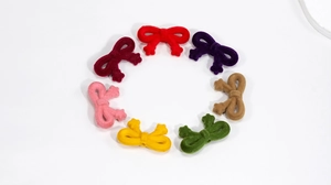 Vue de sept pendentifs nuds floqués colorés pour la création de bijoux DIY et clés