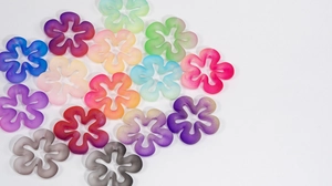 Dettaglio di perline floreali in acrilico satinato in vari colori per gioielli fai-da-te