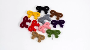 Vue à plat de nœuds en velours colorés pour porte-clés DIY et création de bijoux