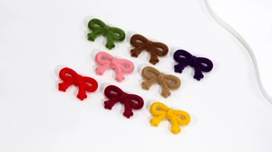 Huit nœuds en velours colorés pour bijoux DIY et accessoires, présentés à plat
