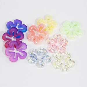 Set di perle a fiore in acrilico colorato con finiture opache e perlate per gioielli DIY