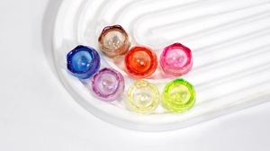 Primer plano de pétalos de lirio de los valles de acrílico de colores para joyería DIY