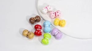 Vista dettagliata delle perle colorate a fiocco in acrilico per gioielli DIY e portachiavi