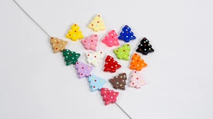 Vue détaillée de perles sapin de Noël en acrylique coloré avec pois pour bijoux DIY