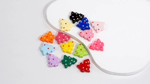 Gros plan de perles d'arbre de Noël en acrylique coloré avec pois pour bijoux DIY