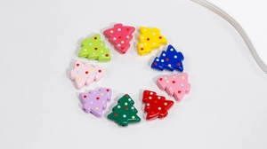 Vue détaillée de perles de sapin de Noël en acrylique colorées pour bijoux DIY