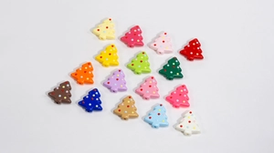 Gros plan de perles sapin de Noël en acrylique coloré avec pois pour bijoux DIY