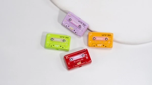 Detalle de coloridos dijes retro de casetes de los 90 para joyas de bricolaje y llaveros