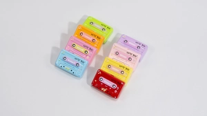 Vista macro de cuentas de casete retro coloridas en ocho tonos para manualidades DIY