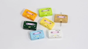 Vista superior de cuentas acrílicas de casetes retro de los 90 para manualidades DIY