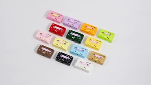 Vista superior de cuentas de cinta de casete acrílica HITS 90's para llaveros DIY