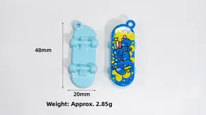 Μίνι ακρυλικό κρεμαστό skateboard 48x20mm με λεπτομέρεια τρύπας ανάρτησης στην κορυφή