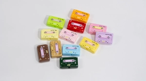 Detalle de cuentas coloridas con forma de casete retro de los 90 para bisutería DIY